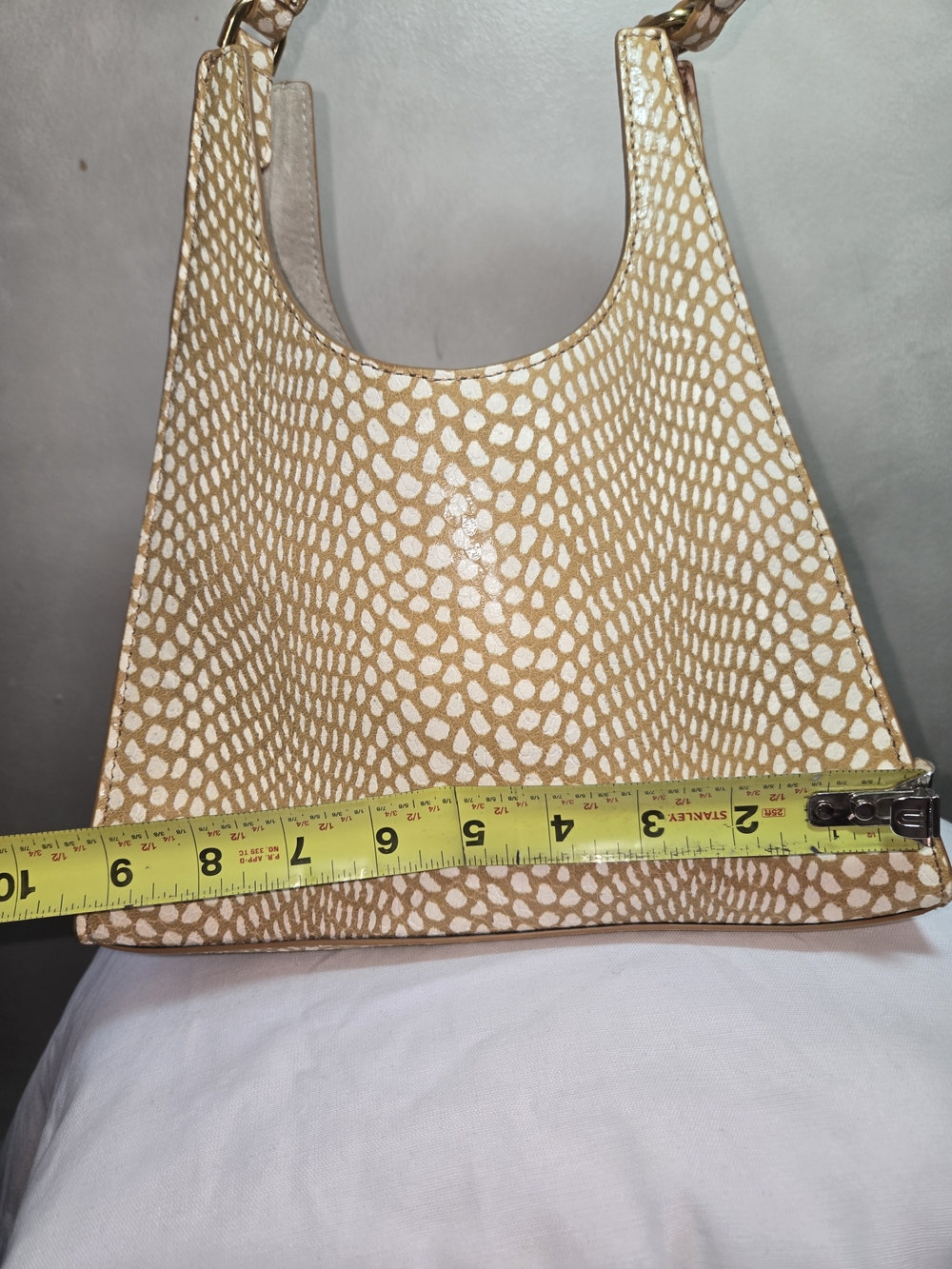 STAUD Beige and White Pebbled Shoulder Bag - Picture 6 of 9